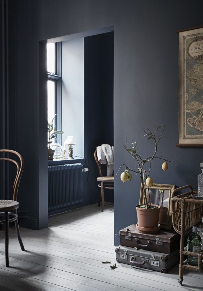 klein-appartement-van-30m2-met-denim-blauwe-muren-2 klein-appartement-van-30m2-met-denim-blauwe-muren-2