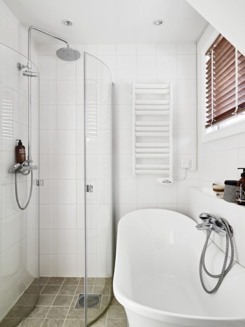schreeuw Ambtenaren Uitsteken 27x Kleine badkamer met bad en douche – Interieur-inrichting.net