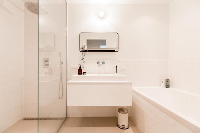Nieuw 27x Kleine badkamer met bad en douche – Interieur inrichting SC-39