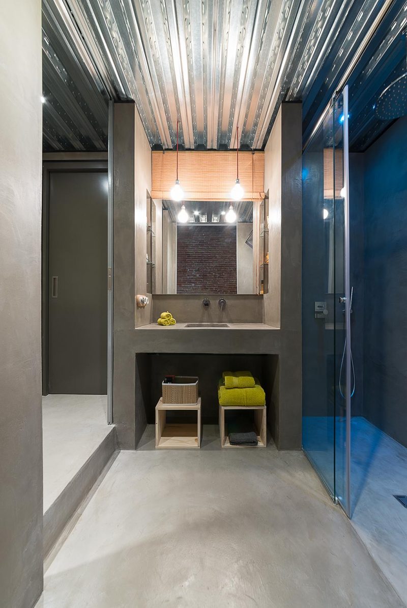 kleine badkamer met inloopdouche en apart toilet