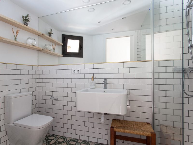 Kleine driehoekige badkamer van een stoere loft woning uit Barcelona