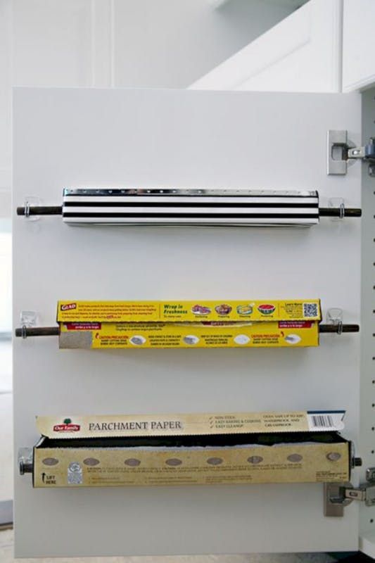 Kleine keuken inrichten benut de binnenkant van de deuren