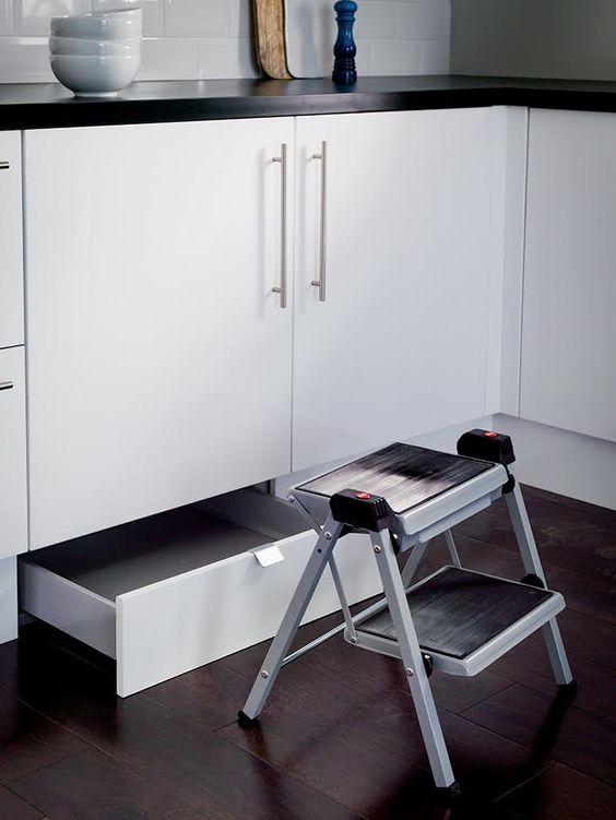 Kleine keuken inrichten lades aan onderkant van de keukenkasten