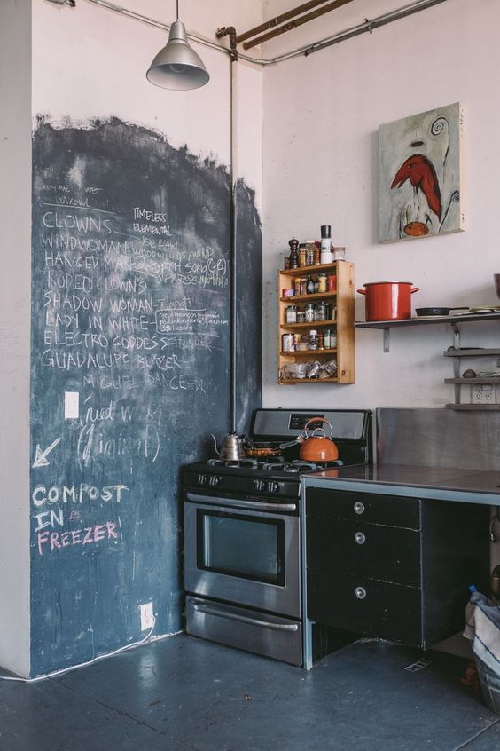 Kleine keuken inrichten opbergruimte boven het fornuis