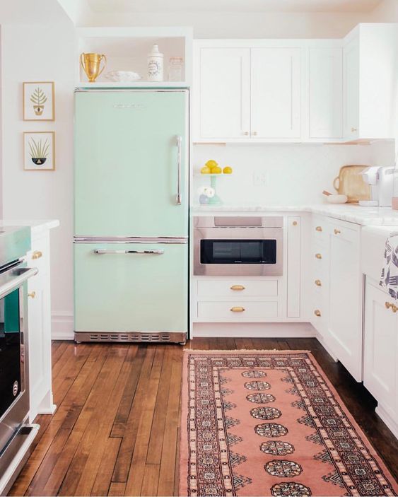 Kleine keuken inrichten Opbergruimte boven koelkast