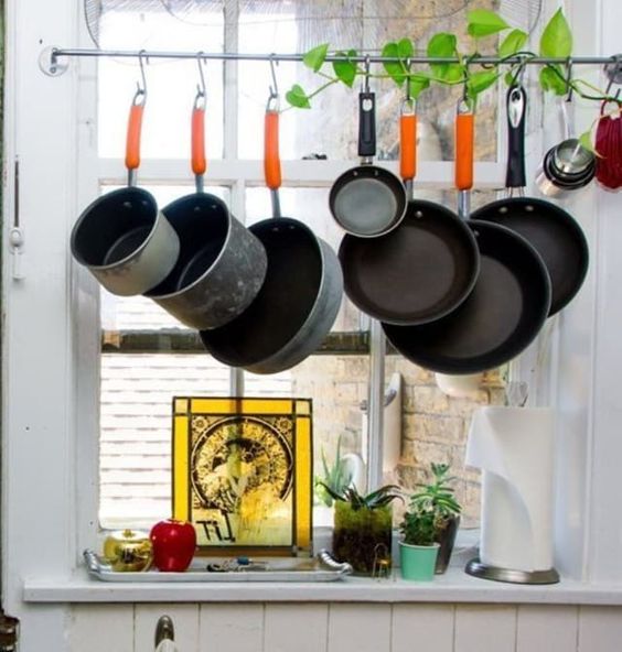 Kleine keuken inrichten Opbergruimte voor het raam