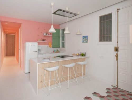 Kleine keuken met pastelkleuren