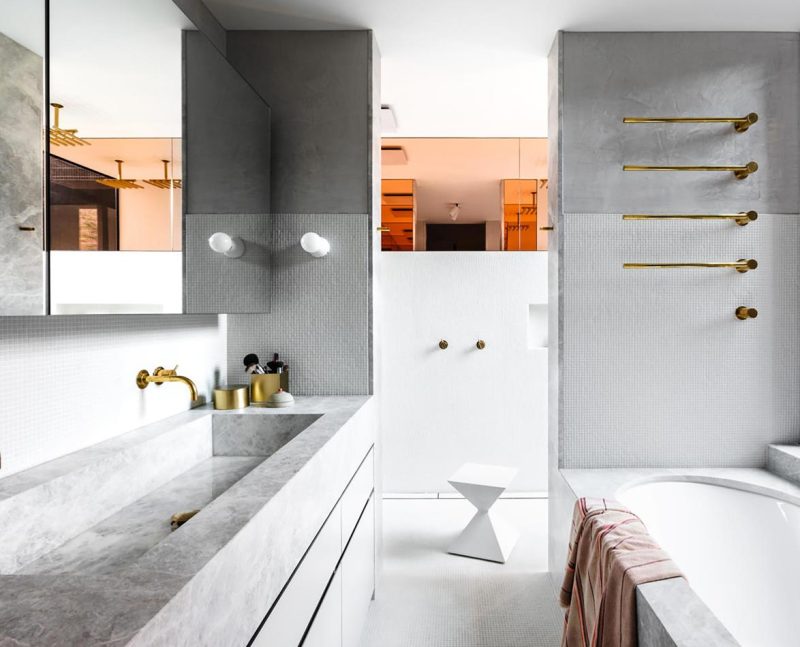 Binnenhuisarchitect Fiona Lynch bewijst met dit badkamerontwerp dat een luxe badkamer niet heel groot hoeft te zijn. Het is weliswaar een kleine badkamer, maar dankzij een praktische indeling, slimme opbergruimte en het gebruik van mooie materialen, straalt deze badkamer één en al luxe uit.