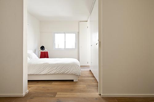 Kleine minimalistische slaapkamer