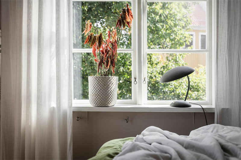 kleine slaapkamer decoratie plant op vensterbank