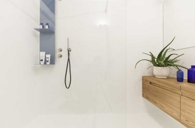 kleine witte badkamer zwevende badkamermeubel hout
