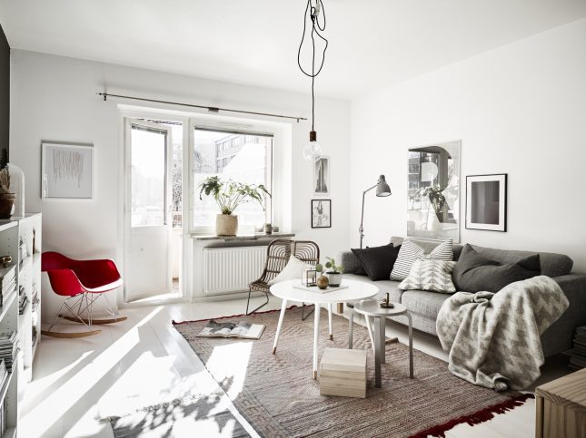 Kleine woonkamer in een klein Scandinavisch appartement van 47m2