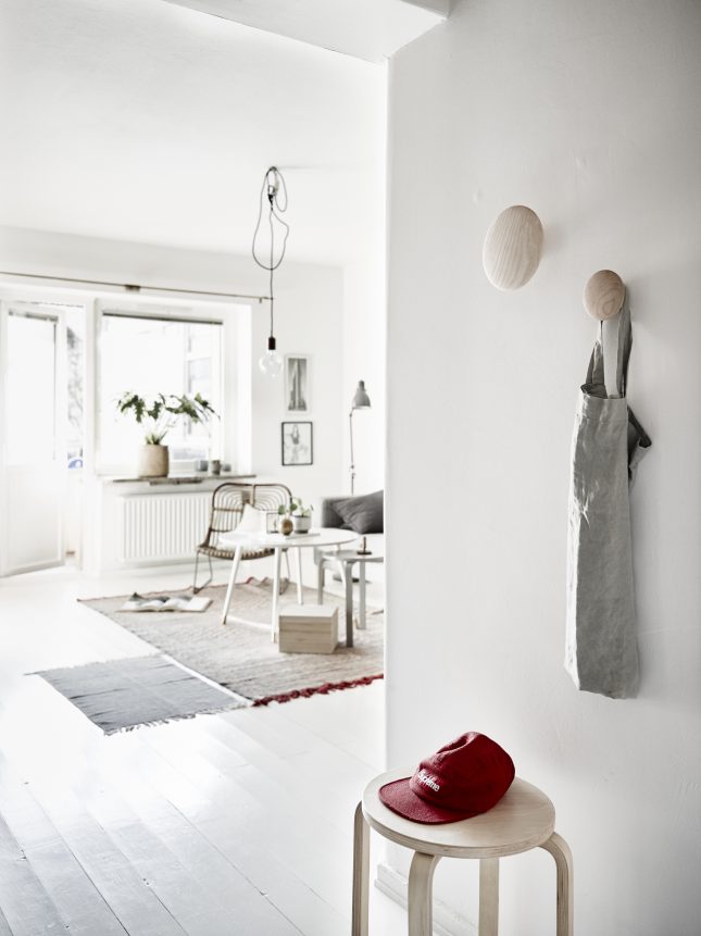 Kleine woonkamer in een klein Scandinavisch appartement van 47m2