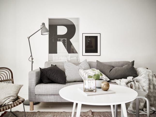 Kleine woonkamer in een klein Scandinavisch appartement van 47m2