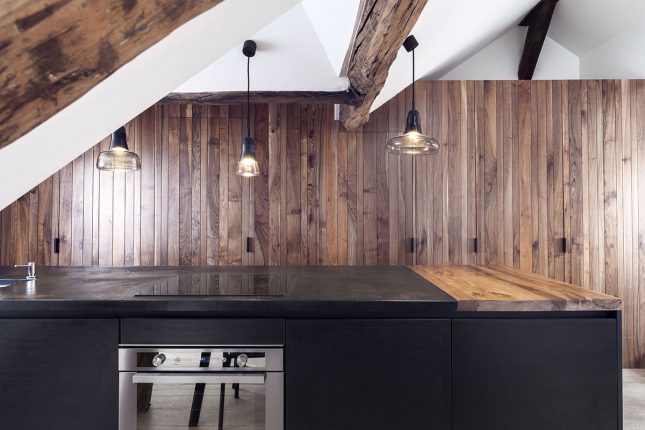 Kleine woonkamer met een mix van rustiek en modern