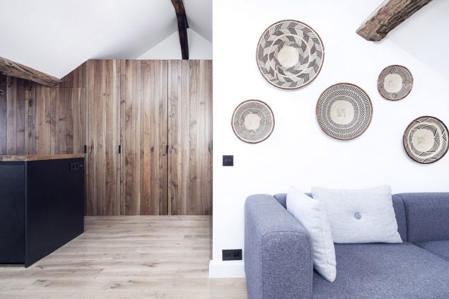 Kleine woonkamer met een mix van rustiek en modern