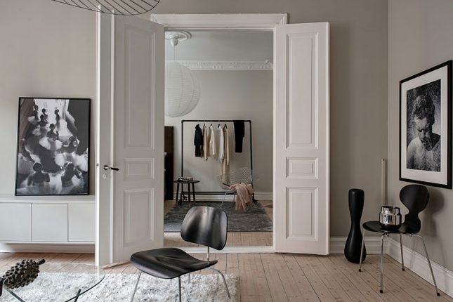 Knusse woonkamer met taupe muren Knusse woonkamer met taupe muren