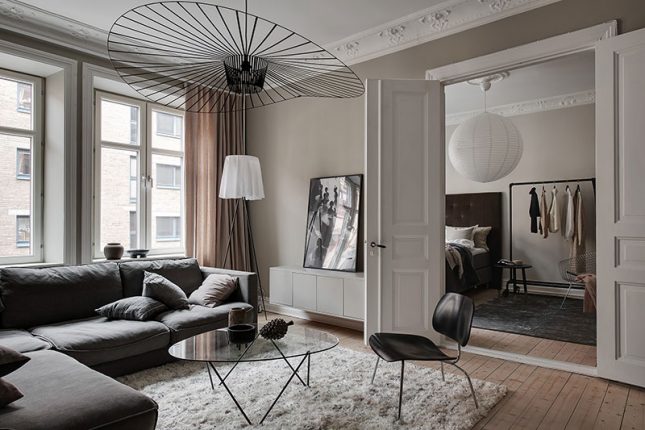 Knusse woonkamer met taupe muren Knusse woonkamer met taupe muren