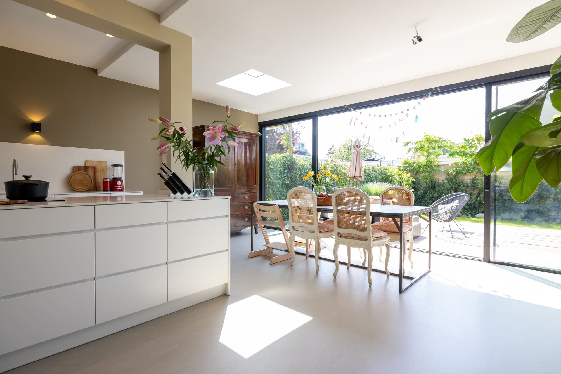 Verrassende uitbouw van een 'jaren 70 hoekwoning | Interieur-inrichting.net