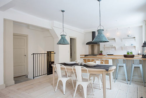 Houten ovale eettafel met witte industriële eetkamerstoelen Houten ovale eettafel met witte industriële eetkamerstoelen