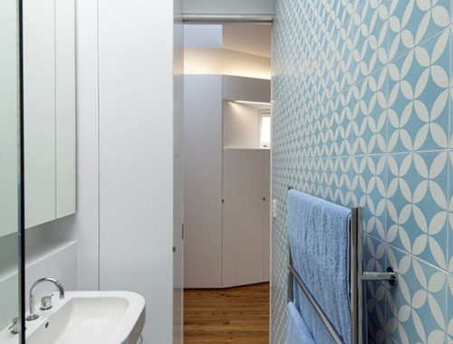 Langwerpige badkamer door architect Christopher Polly