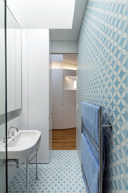 Kleine smalle badkamer ontworpen door architect Christopher Polly