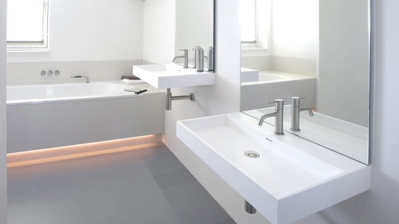 Led verlichting onder het bad in moderne badkamer