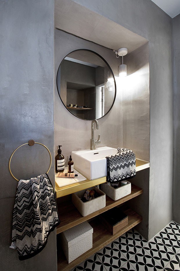 Houten planken onder wastafel