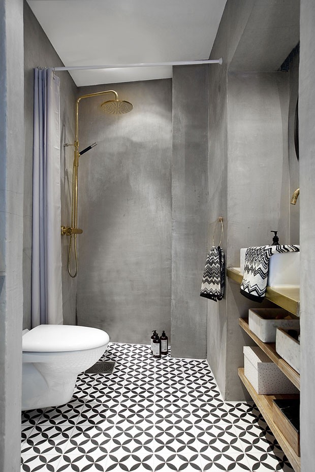 Zwart wit patroontegels en betonstuc wanden in design badkamer
