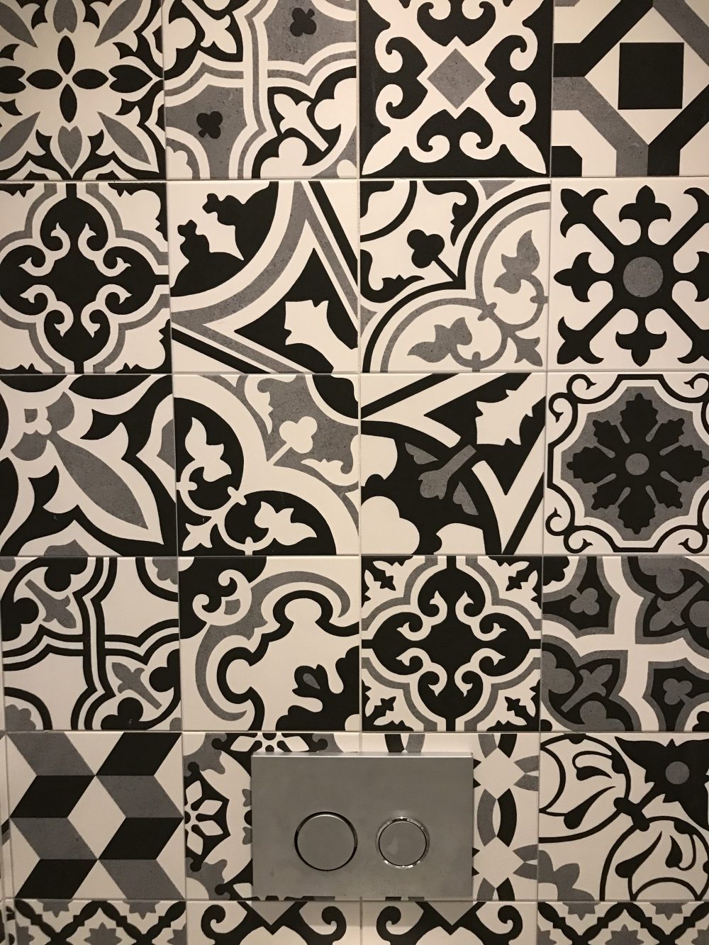 leuke zwart wit patchwork tegels toilet