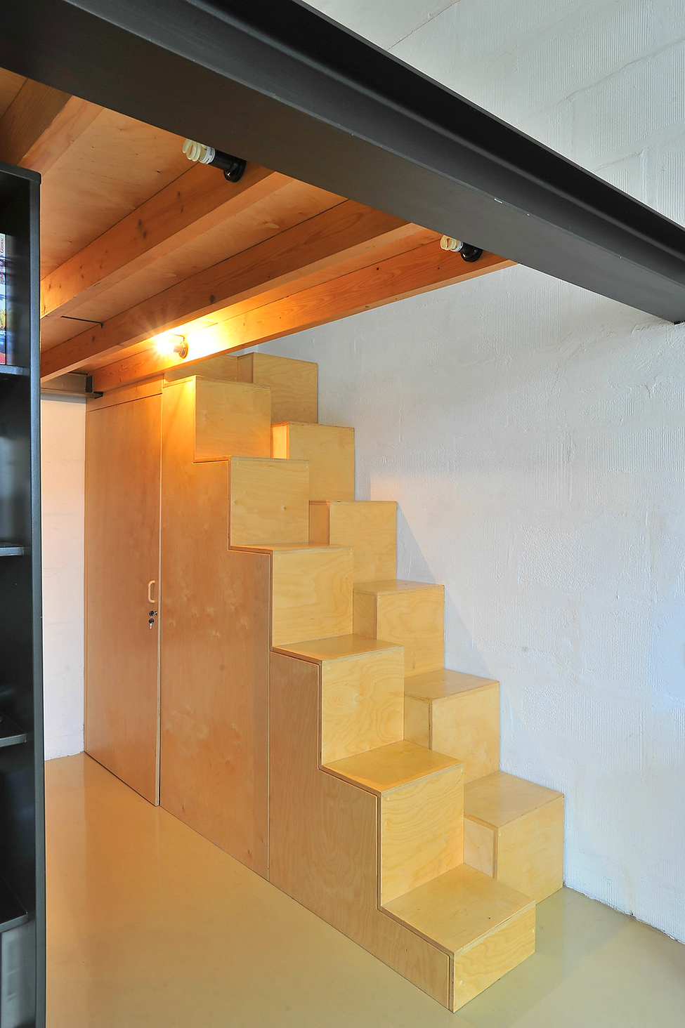 Lichte en ruime Loft in Litouwen houten trap met trapkat