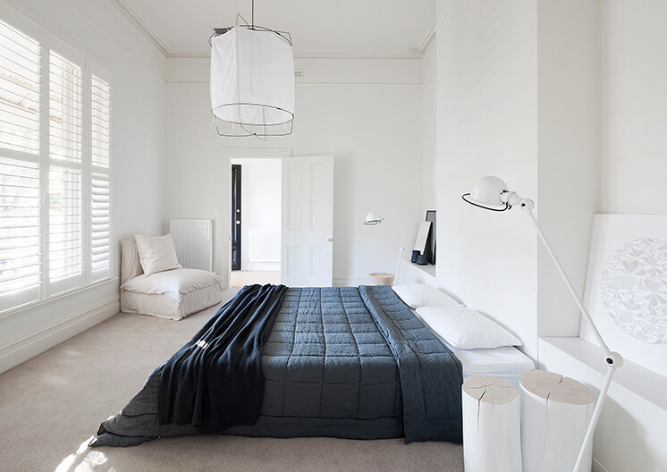 In deze slaapkamer onderdeel van het mooie project 'Alfred Street' van Studio Four, zijn de lichte muren gecombineerd met bijpassende mooie lichte vloerbekleding. | Fotografie: Shannon McGrath