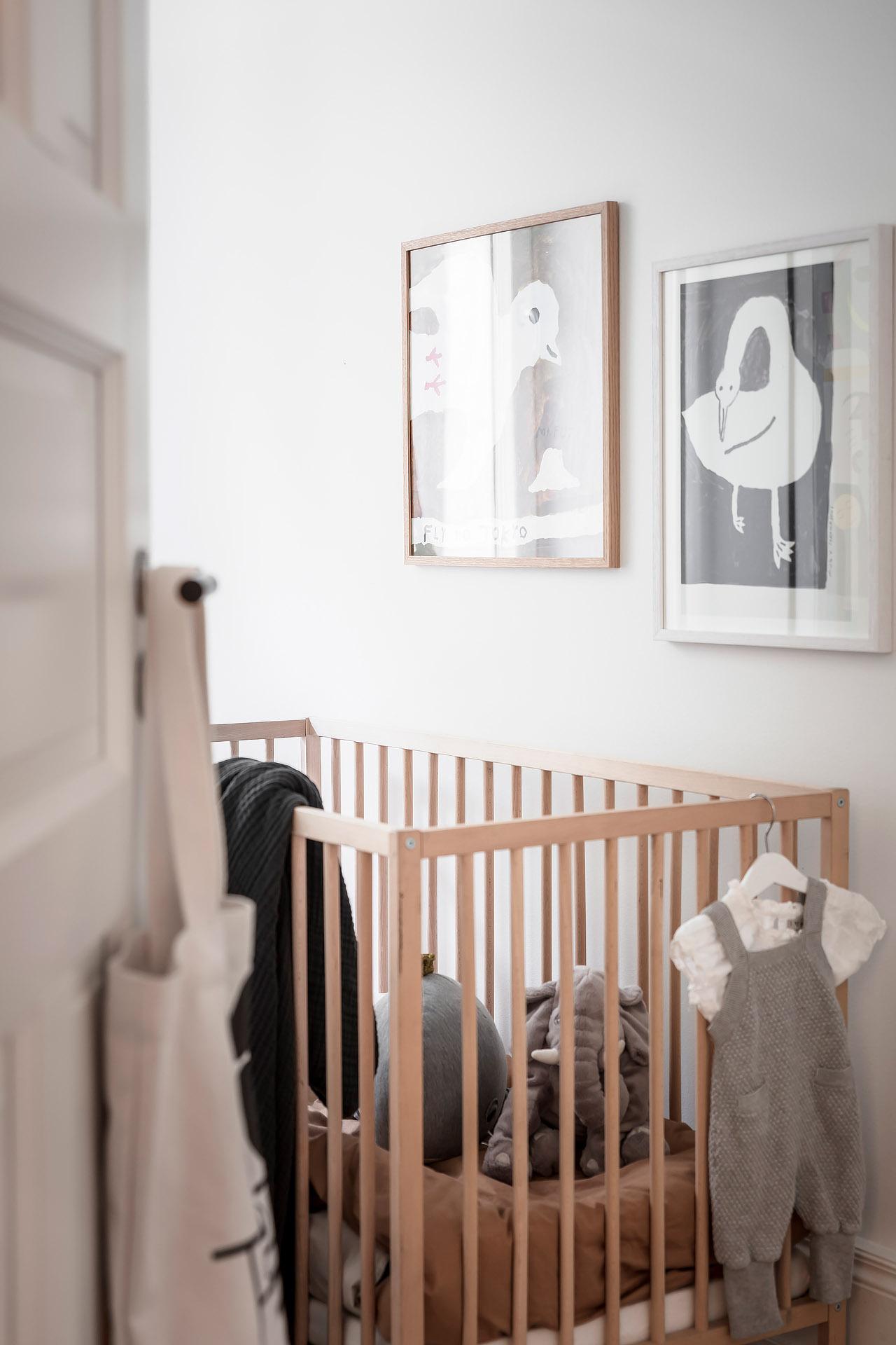 lijsten boven houten ledikant babykamer