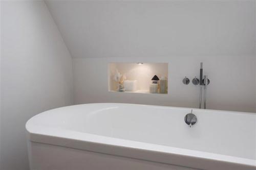 Nisje in muur boven vrijstaand bad