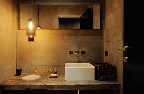 Sfeervolle hanglamp boven wastafel in luxe badkamer