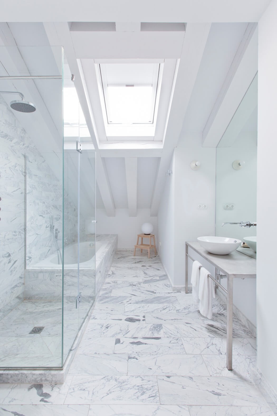 Luxe zolderbadkamer met wit carrara marmeren tegels