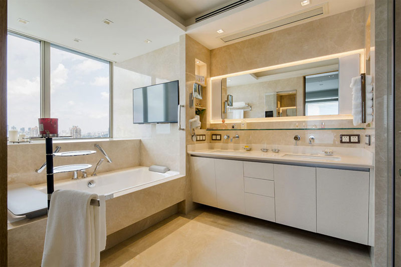 De interieurontwerpers van Super Normal Interior Design hebben een grote TV aan de wand bij het bad opgehangen in deze super luxe badkamer.