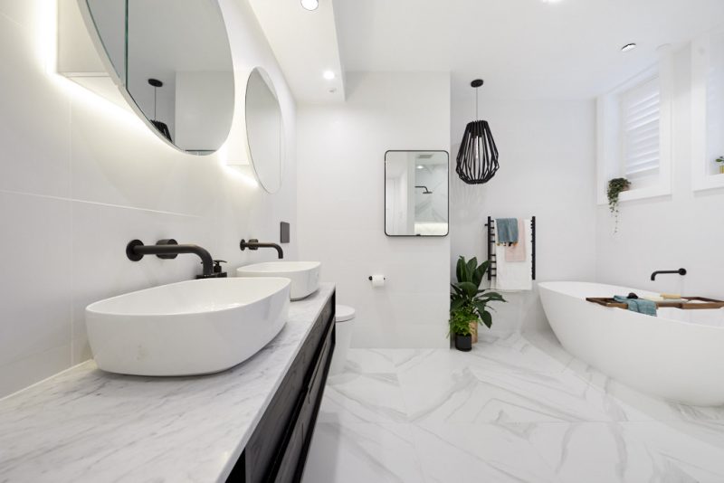 Kerrie & Spence uit The Block van 2018 kozen voor een combinatie van inbouwspotjes en spiegelverlichting voor het creëren van deze luxe badkamer.