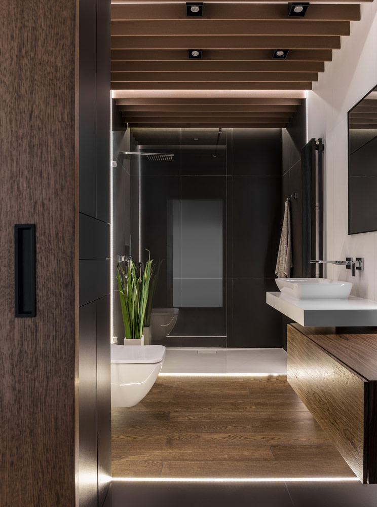 Architectenbureau Metaforma combineerde luxe spots in het plafond met ledverlichting in de vloer in deze prachtige luxe badkamer.