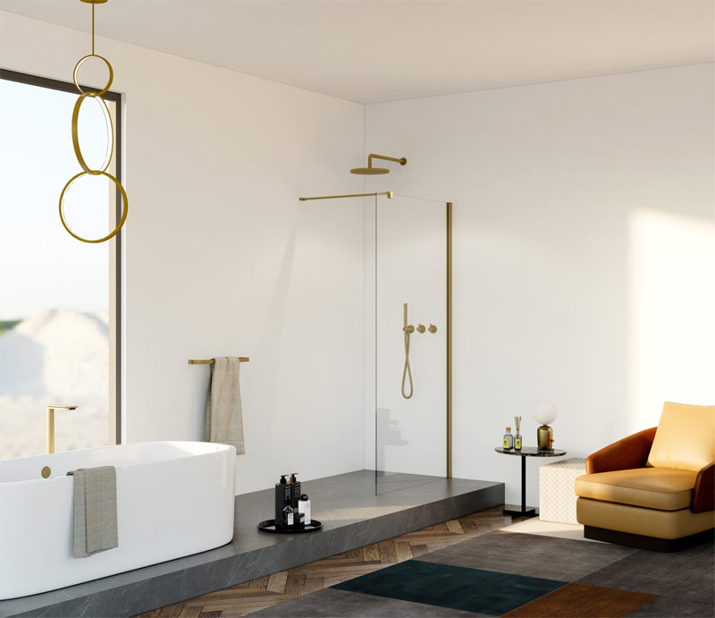 In deze ruime luxe badkamer is een podium gecreëerd met zowel een vrijstaand bad als een inloopdouche met gouden accenten.