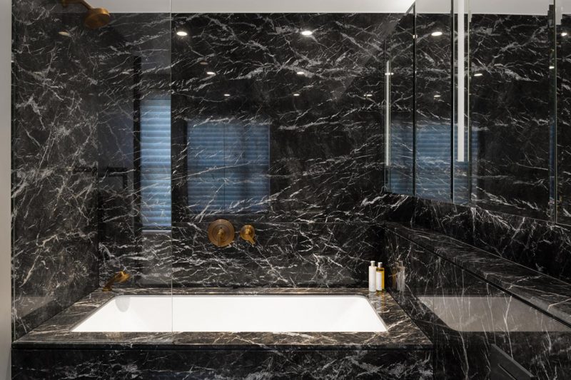 Luxe badkamer met zwart marmer