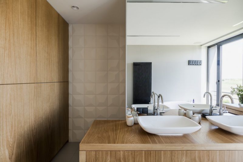 Houten inbouwkast in luxe badkamer