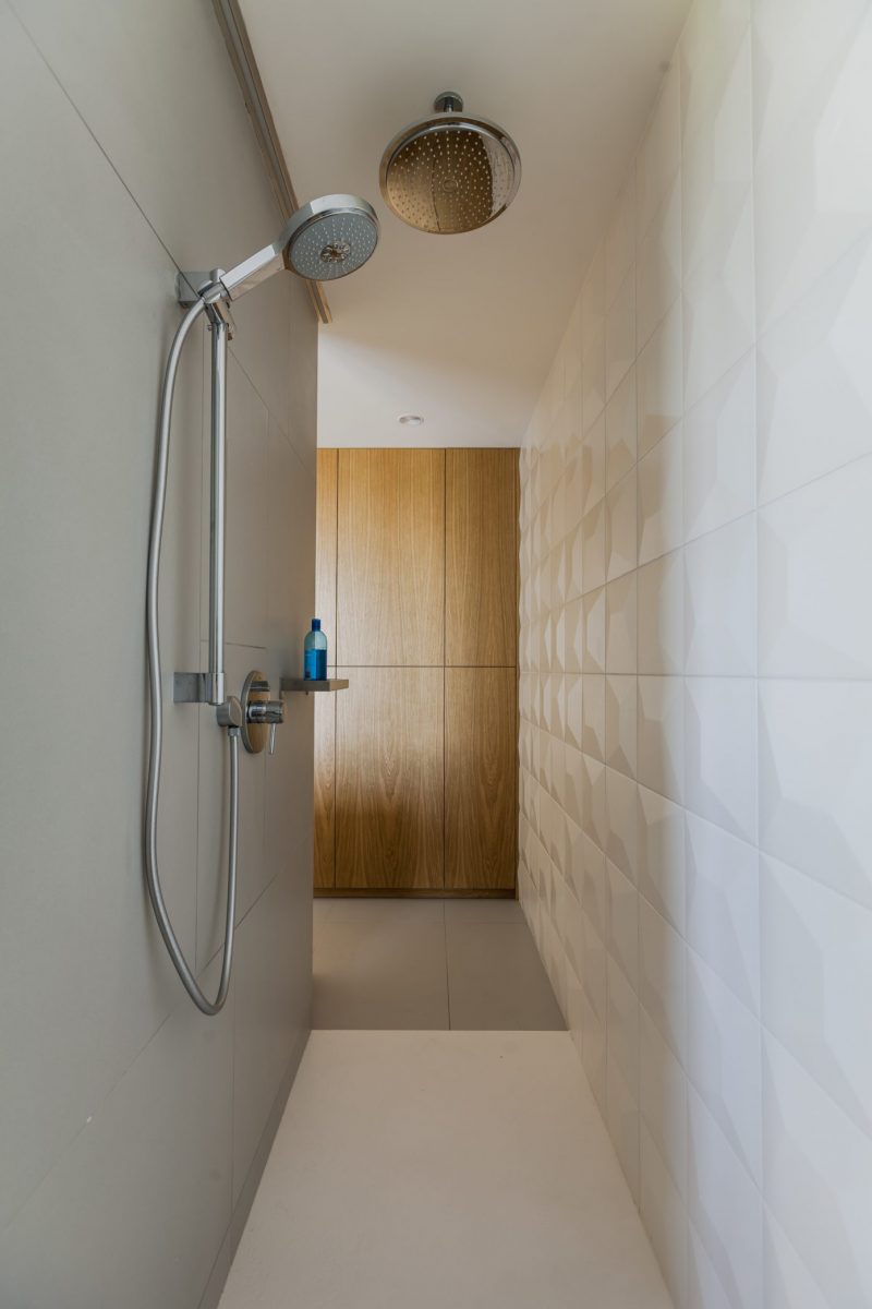 Ruime inloopdouche in luxe moderne badkamer