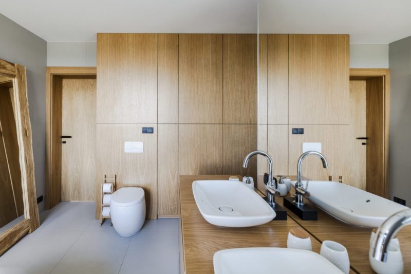 Houten kasten in luxe moderne badkamer
