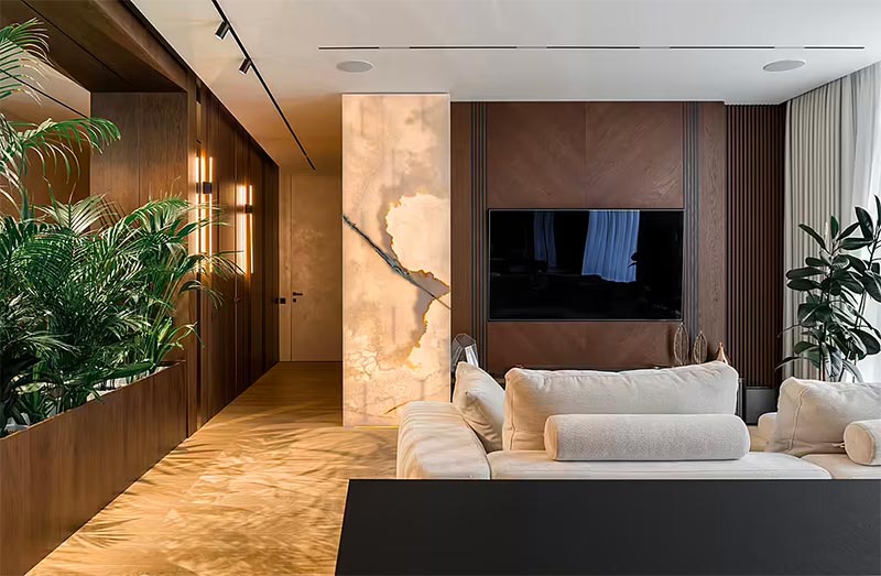 In deze luxe woonkamer, ontworpen door Sence Architects, is er gekozen voor een super strakke op maat gemaakte cinewall. | Fotografie: Maxim Artbovich