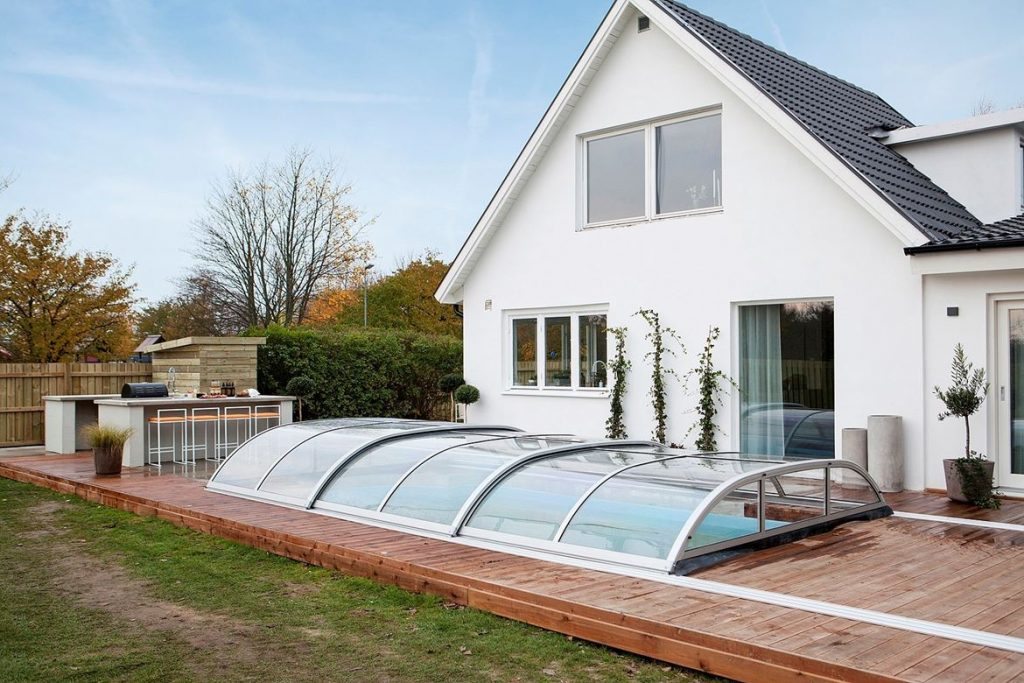 Luxe tuin met zwembad, buitenkeuken en loungehoek