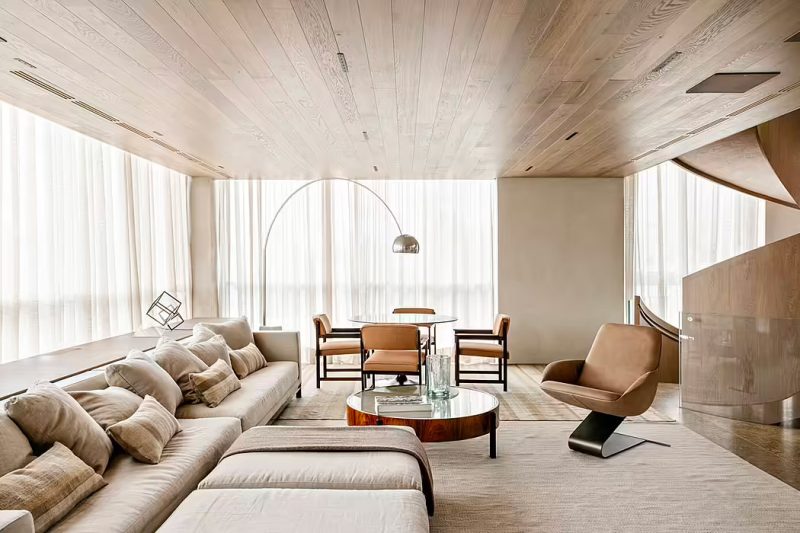 Dit is de luxe woonkamer van een penthouse in São Paulo, ontworpen door Studio Arthur Casas.