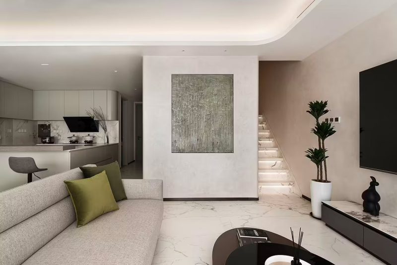Een geweldige luxe woonkamer met een marmeren vloer en trap, ontworpen door RUI Design.