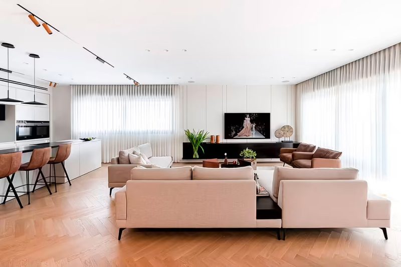 Ontworpen door Odelia Barzilay Interior Design in 2023, combineert deze luxe woonkamer een zacht, bleek kleurenpalet met natuurlijke houten elementen om een uitgebalanceerd, nauwgezet en artistiek huis te creëren.