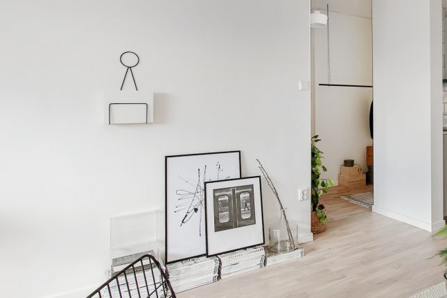 Met een grote glazen wand is er een slaapkamer gecreëerd in dit appartement Met een grote glazen wand is er een slaapkamer gecreëerd in dit appartement